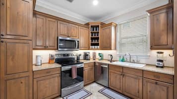 Mikrovågsugn, ugn, spishäll och diskmaskin