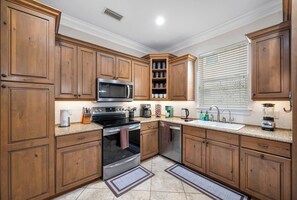 Mikrovågsugn, ugn, spishäll och diskmaskin