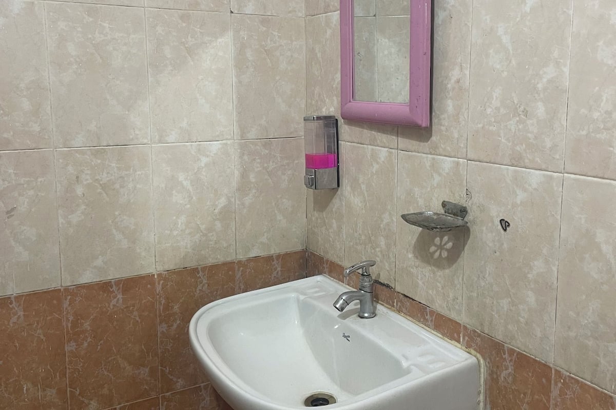 أحواض استحمام، مجففات شعر، خف للقدمين، مناشف