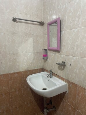 Bathtub, hair dryer, slippers, towels - Hotel Heritage (Varanasi)