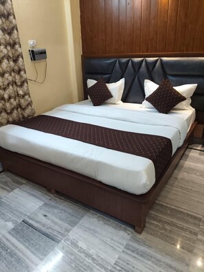 غرفة ديلوكس مزدوجة - بشرفة - منظر للمدينة | خزنة داخل الغرفة ومكتب وواي فاي مجانًا