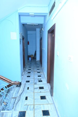 غرفة عائلية - بشرفة - منظر للمدينة | منطقة المعيشة