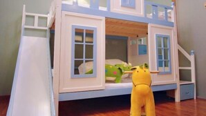 Ein Stockbett mit Spielhäuschen-Aufbau, einer Leiter und einer kleinen Aufbewahrungsbox.