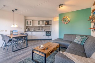 Eine moderne Wohnung mit Essbereich, Küche und Wohnzimmer.