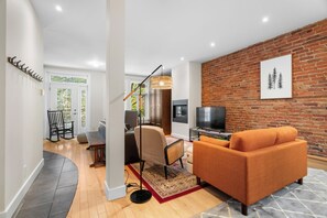 TV, fireplace - Apartment in the heart of Plateau Mont-Royal (Montréal)