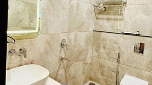 Un baño moderno con lavabo, inodoro y ducha.