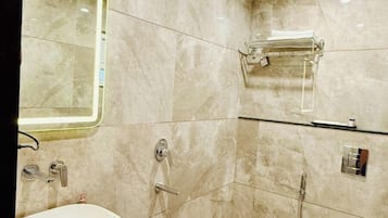 Suite, vistas a la ciudad | Baño | Ducha, toallas, jabón y champú