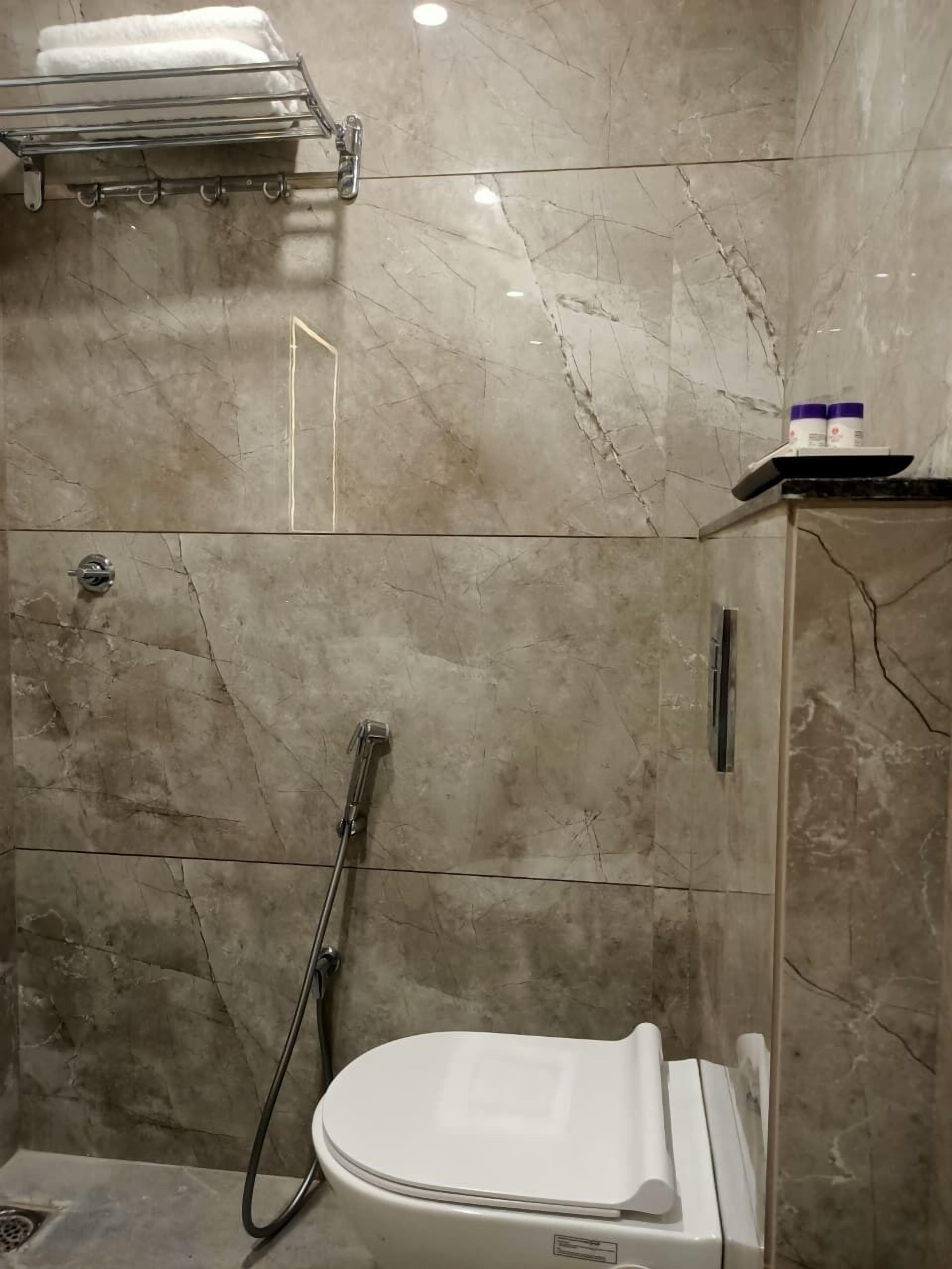 Regadera, toallas, jabón, shampoo 