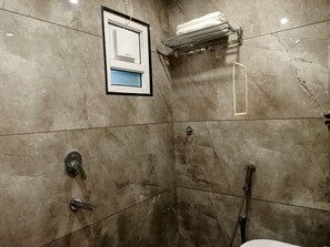 Regadera, toallas, jabón, shampoo 