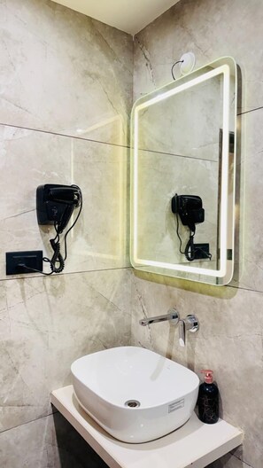 Suite, vista città | Bagno | Doccia, asciugamani, sapone, shampoo