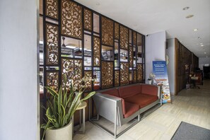 Coin salon dans le hall
