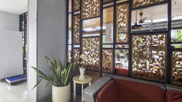 Coin salon dans le hall