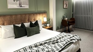 Dobbelt- eller tomannsrom – deluxe, ikke-røyk (Tudor King Terrace Suite) | Sengetøy av topp kvalitet, strykejern/-brett og wi-fi (inkludert)