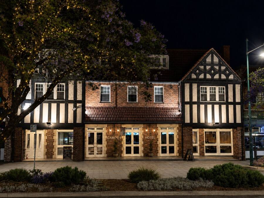 Ein traditionelles Gebäude mit einem Schild, auf dem 'CAMDEN HOTEL' steht, und einem gut sichtbaren Eingang.