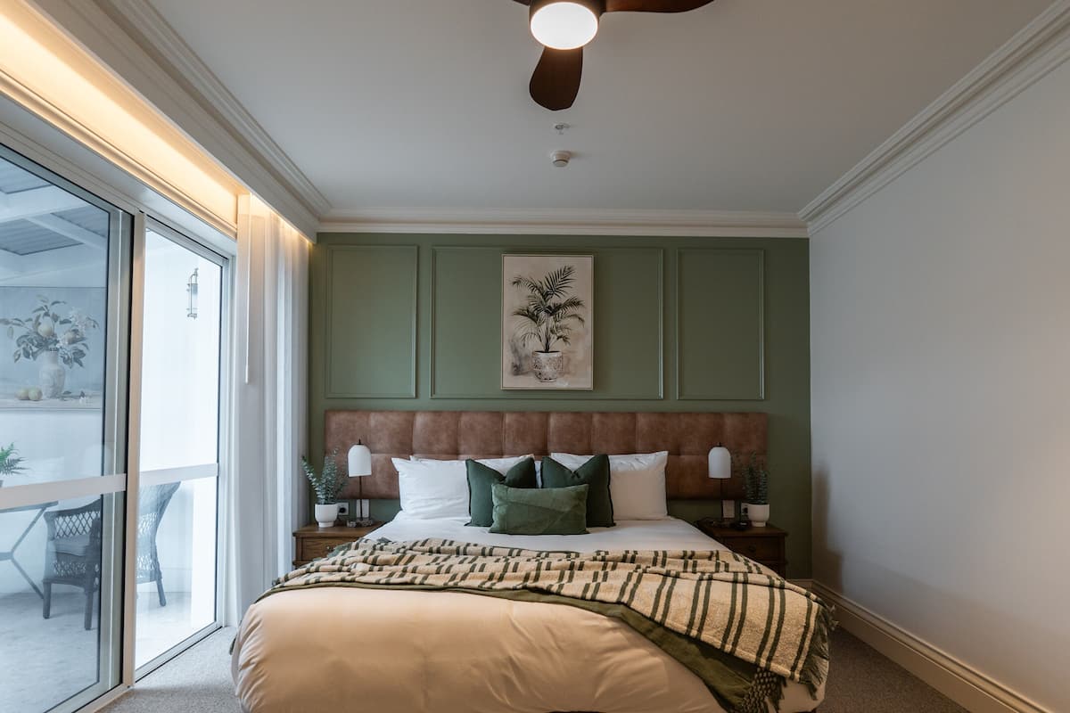 Habitación con 1 cama matrimonial o 2 individuales (Tudor King Terrace Room (Accessible)) | Ropa de cama de alta calidad y tabla de planchar con plancha