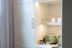 Heritage King Room Deluxe | Premium bedding, iron/ironing board, free WiFi, bed sheets - Camden Hotel Suites (Camden)