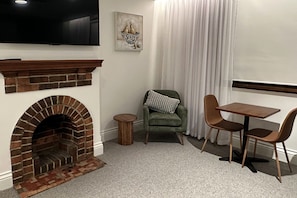 Grand Heritage King Suite Deluxe | Premium bedding, iron/ironing board, free WiFi, bed sheets - Camden Hotel Suites (Camden)