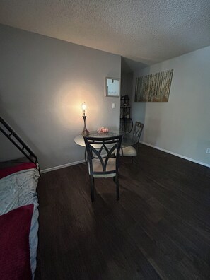 Dining - Superb 2-bedroom condo sleeps 6 (Phoenix)