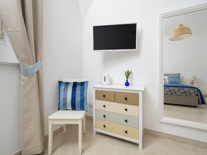 City House | Down comforters, desk, laptop workspace, blackout drapes - Citrus Garden House (Piano di Sorrento)