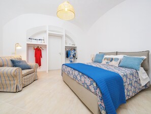 A bedroom with a bed, a sofa, and a wardrobe. - Citrus Garden House (Piano di Sorrento)