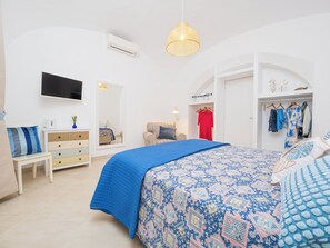 City House | Down comforters, desk, laptop workspace, blackout drapes - Citrus Garden House (Piano di Sorrento)