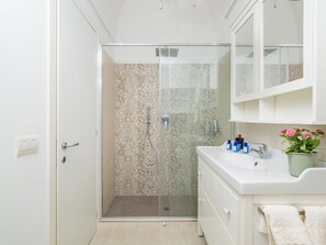 City-House | Badezimmer | Dusche, Haartrockner, Handtücher, Seife