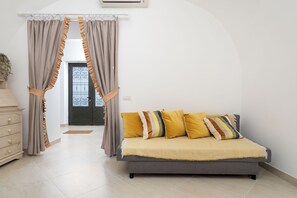 City House | Living room | 50-inch Smart TV with digital channels - Citrus Garden House (Piano di Sorrento)