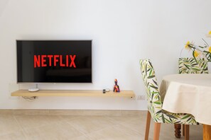 City-House | Wohnzimmer | 50-Zoll-Smart-TV mit Digitalempfang