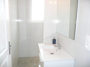 House | Bathroom - Apartment in Lilia Near Kastell Ac"h Strand (Plouguerneau)