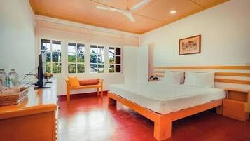 Twin Room | Meja, ruang kerja komputer riba, Wi-fi percuma