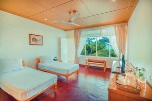 مكتب ومساحة عمل للكمبيوتر المحمول وواي فاي مجانًا