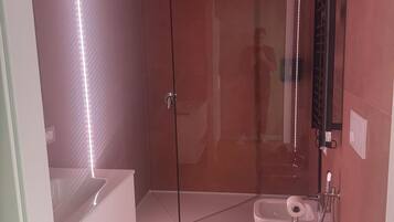 Dusche, Haartrockner, Bidet, Handtücher