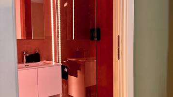 Doccia, asciugacapelli, bidet, asciugamani