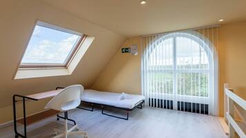 1 slaapkamer, een bureau, internet