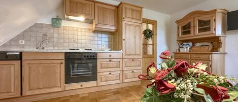 Een koelkast, een microgolfoven, een oven, een kookplaat