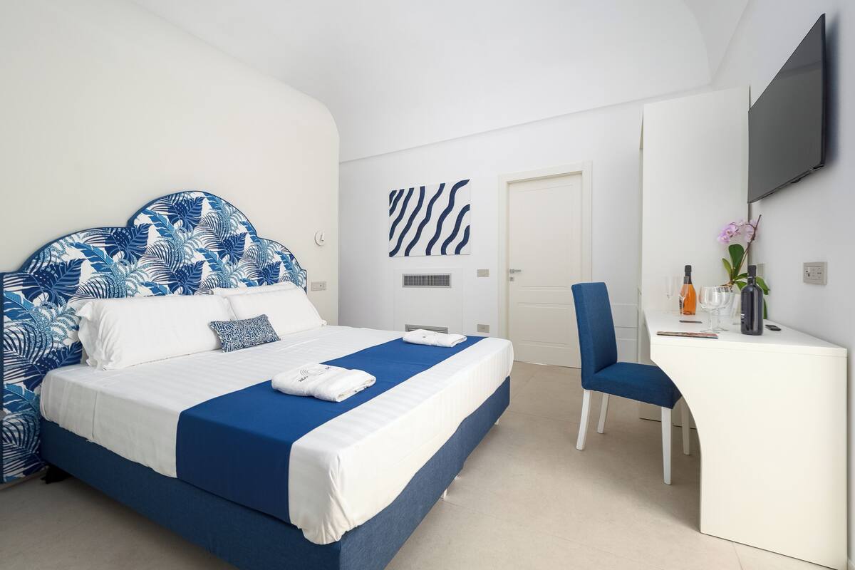 مكتب ومساحة عمل للكمبيوتر المحمول وواي فاي مجانًا