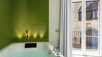 Luxury-Suite, Balkon, Stadtblick | Eigener Whirlpool