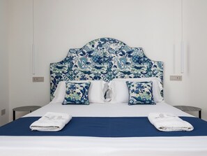 مكتب ومساحة عمل للكمبيوتر المحمول وواي فاي مجانًا