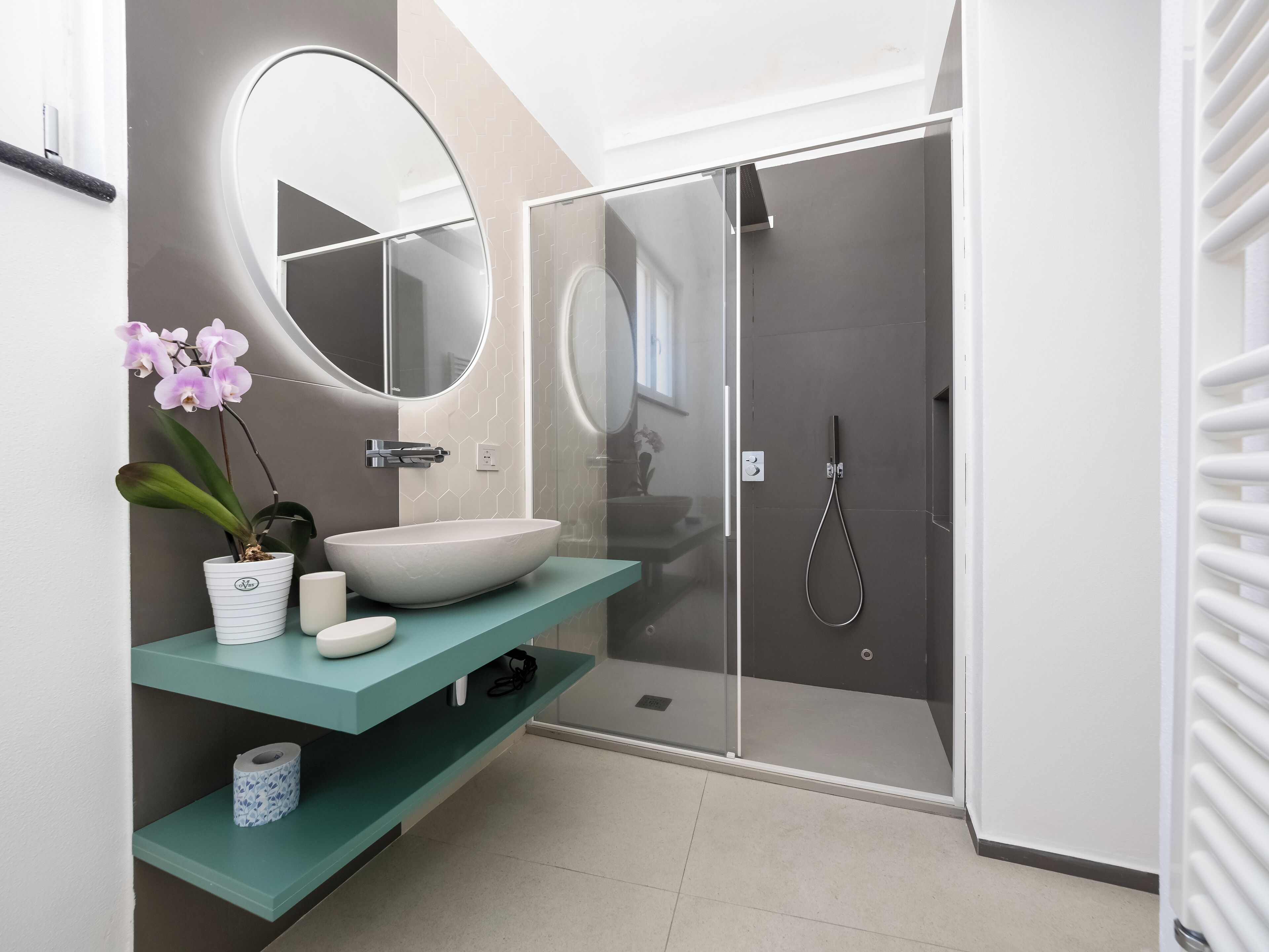 Habitación superior | Baño | Regadera, amenidades de baño gratuitas, secadora de cabello, bidet 