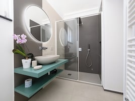 Ducha, artículos de tocador gratuitos, secador de pelo, bidet