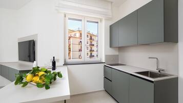 Luxury-Suite, Balkon, Stadtblick | Eigene Küche | Espressomaschine, Wasserkocher mit Kaffee-/Teezubehör, Wasserkocher