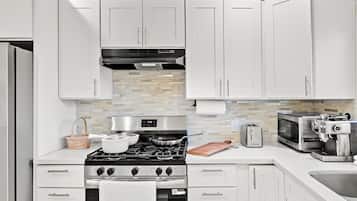 KĂŒhlschrank, Mikrowelle, Ofen, Herdplatte