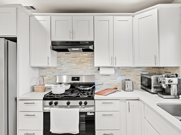 Refrigerador, microondas, horno, placa de cocina