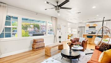 Smart-TV, Kamin, BĂŒcher, Stereoanlage