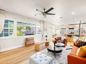 Smart TV, chimenea, libros, estéreo