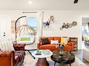 Smart TV, chimenea, libros y estéreo 