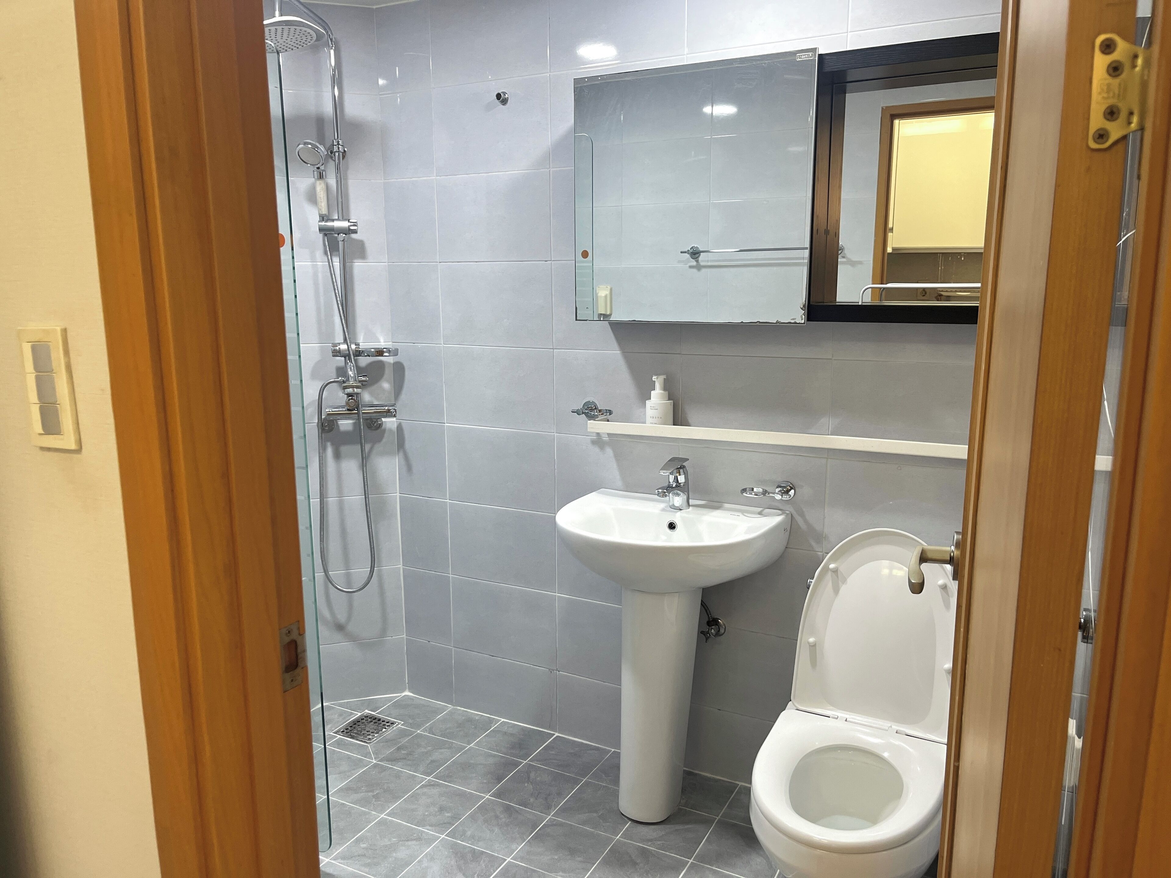 Secadora de cabello, toallas, jabón, papel de baño 