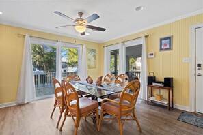 Maison Signature, vue baie | Restauration dans la chambre