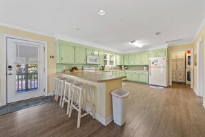 Signature House, Bay View | Private kitchen | Fridge, microwave, oven, stovetop - Bay Leave (Gulf Shores)