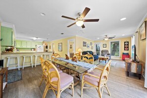 シグネチャー ハウス ベイビュー | 客室内のダイニングエリア